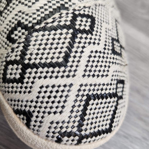 TOMS White and Black Shoes 9.5 Diamond Jacquard Aztec Weave Print - Picture 5 of 15